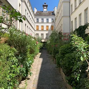 Cozy In The Upper Marais Area , Paris France